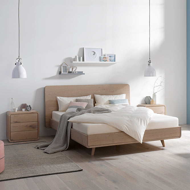 Bett TALOS mit hohem  Holzkopfteil im Boxspring Style, hier in weiß geölter Eiche