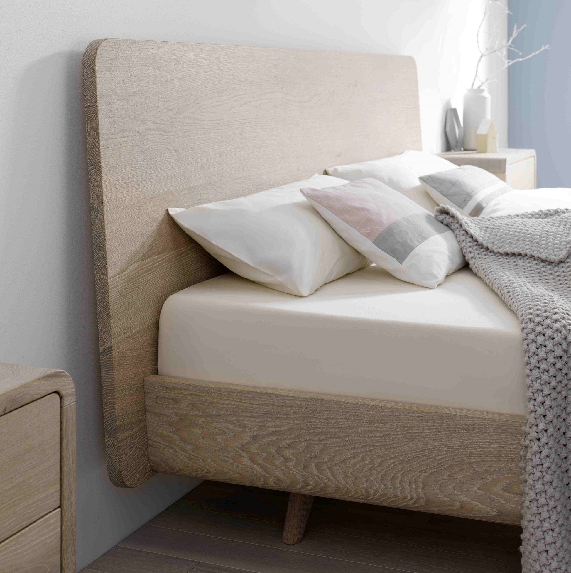 Holzmanufaktur Bett TALOS, ein Holzbett mit Holzkopfteil im Boxspring Style auch mit Polsterkopfteil erhältlich