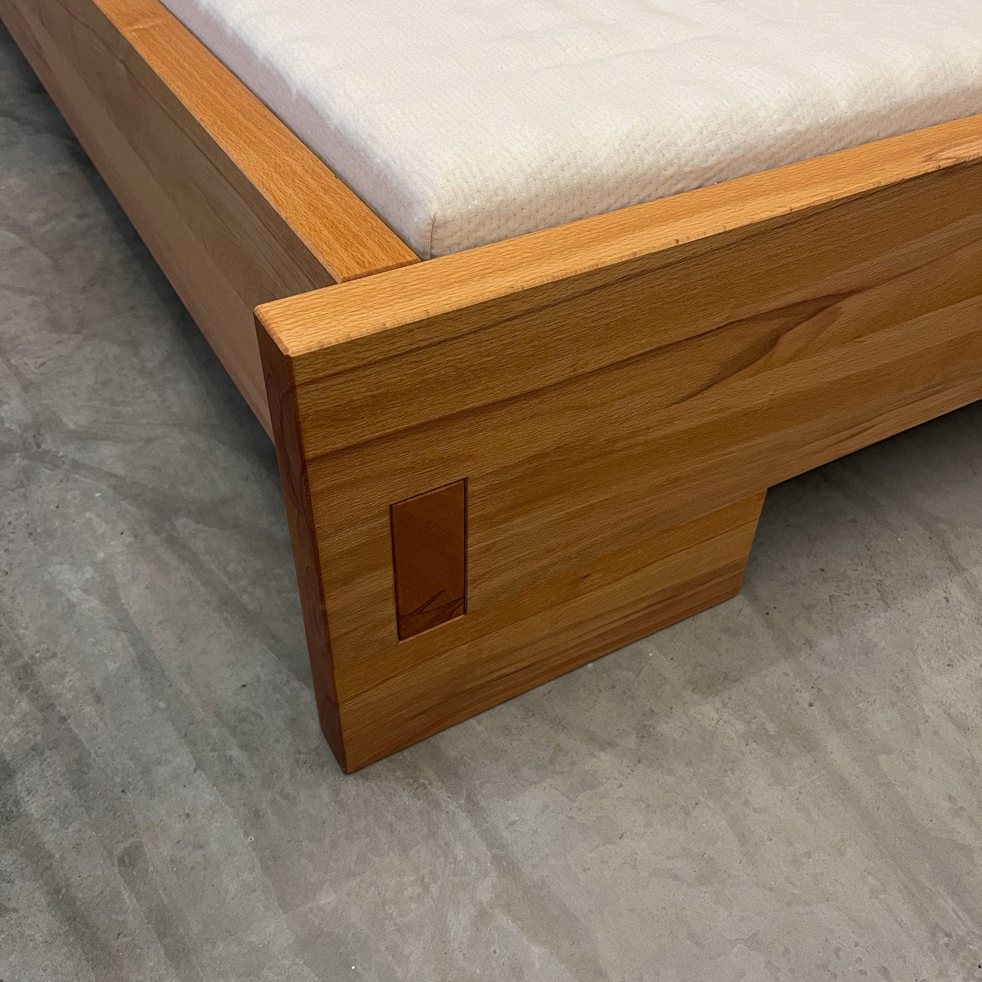 Detail vom Massivholzbett 180x200 Sale aus Kernbuche. Abverkauf Ausstellungsstück Futon Bett ZEN/10 im Werksverkauf