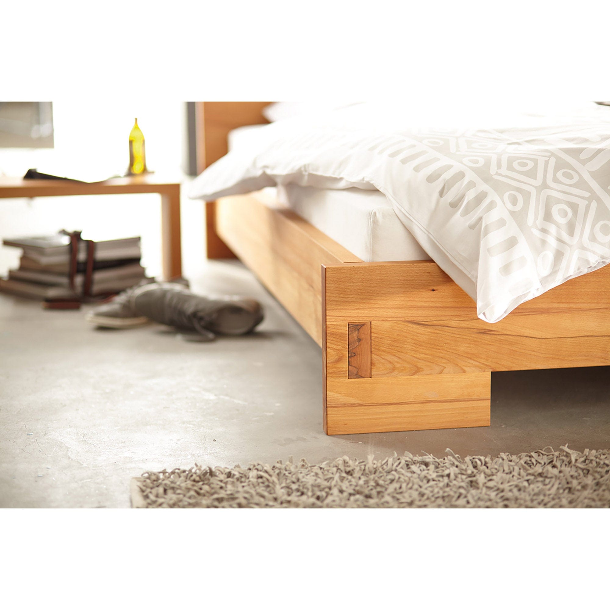 Detail vom Fußteil: Massivholzbett 180x200 Sale aus Kernbuche. Abverkauf Ausstellungsstück Futon Designer Bett ZEN/10  im Werksverkauf