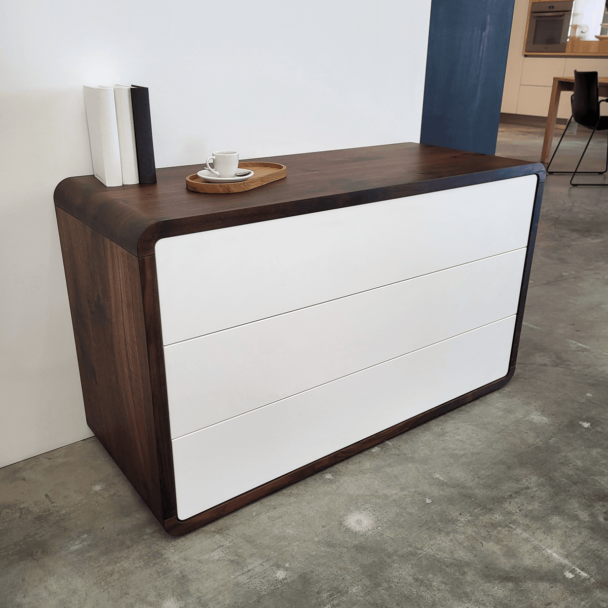 Holzmanufaktur COM:KO 01 Kommode - weiße Fronten RAL9010 matt (120 x 71 x 49 cm) COM:KO 01 Kommode - weiße Fronten RAL9010 matt (120 x 71 x 49 cm)