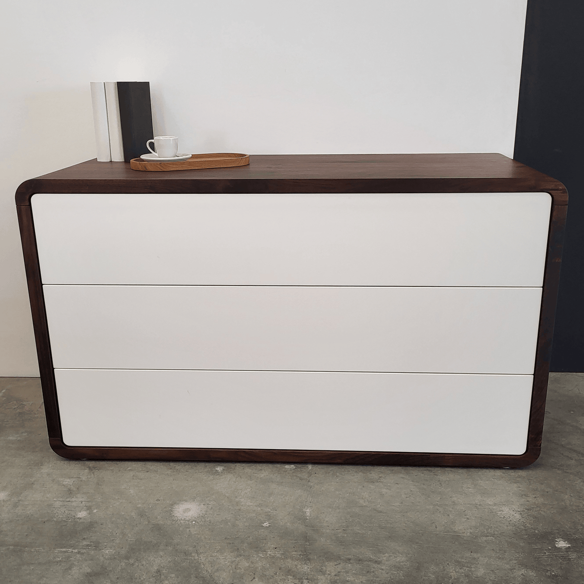 Holzmanufaktur COM:KO 01 Kommode - weiße Fronten RAL9010 matt (120 x 71 x 49 cm) COM:KO 01 Kommode - weiße Fronten RAL9010 matt (120 x 71 x 49 cm)
