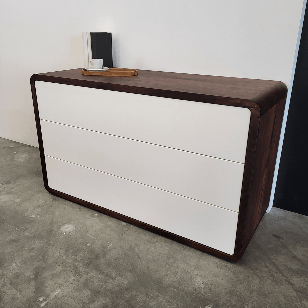 Holzmanufaktur COM:KO 01 Kommode - weiße Fronten RAL9010 matt (120 x 71 x 49 cm) COM:KO 01 Kommode - weiße Fronten RAL9010 matt (120 x 71 x 49 cm)