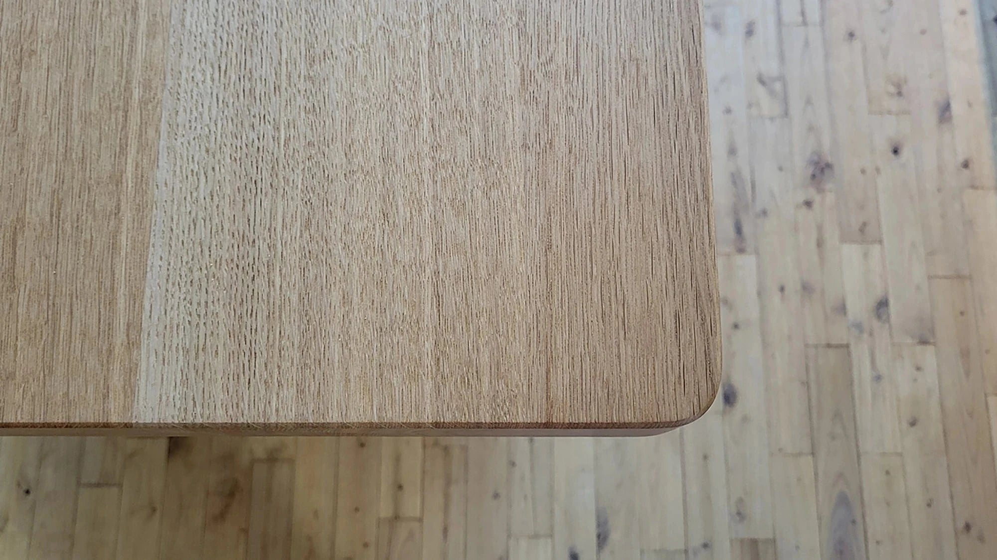 Holzmanufaktur Detailbild Eichentheke von oben der U Küche.