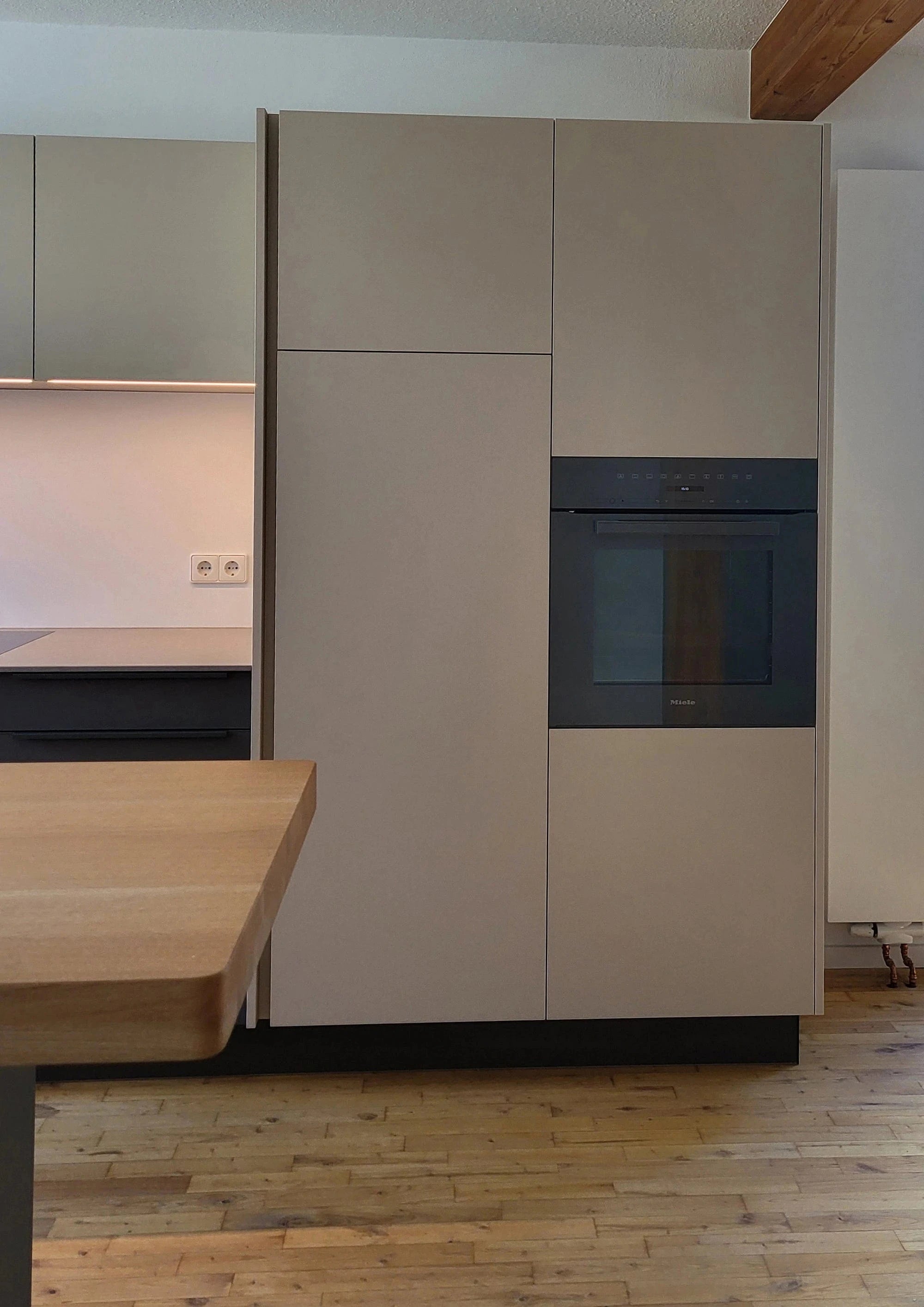 Hochschrank mit Backofen und Kühlschrank der U-Form Küche