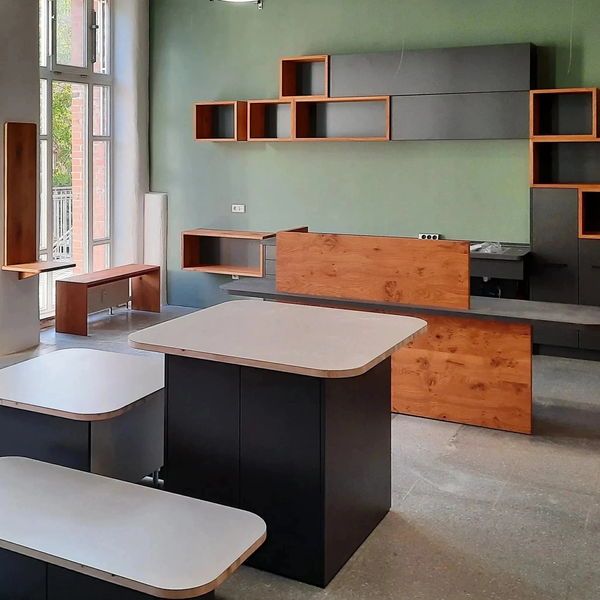 Ladeneinrichtung und Raumkonzept für Einladen bei Ludwigsburg - Massivholz und schwarz kombiniert