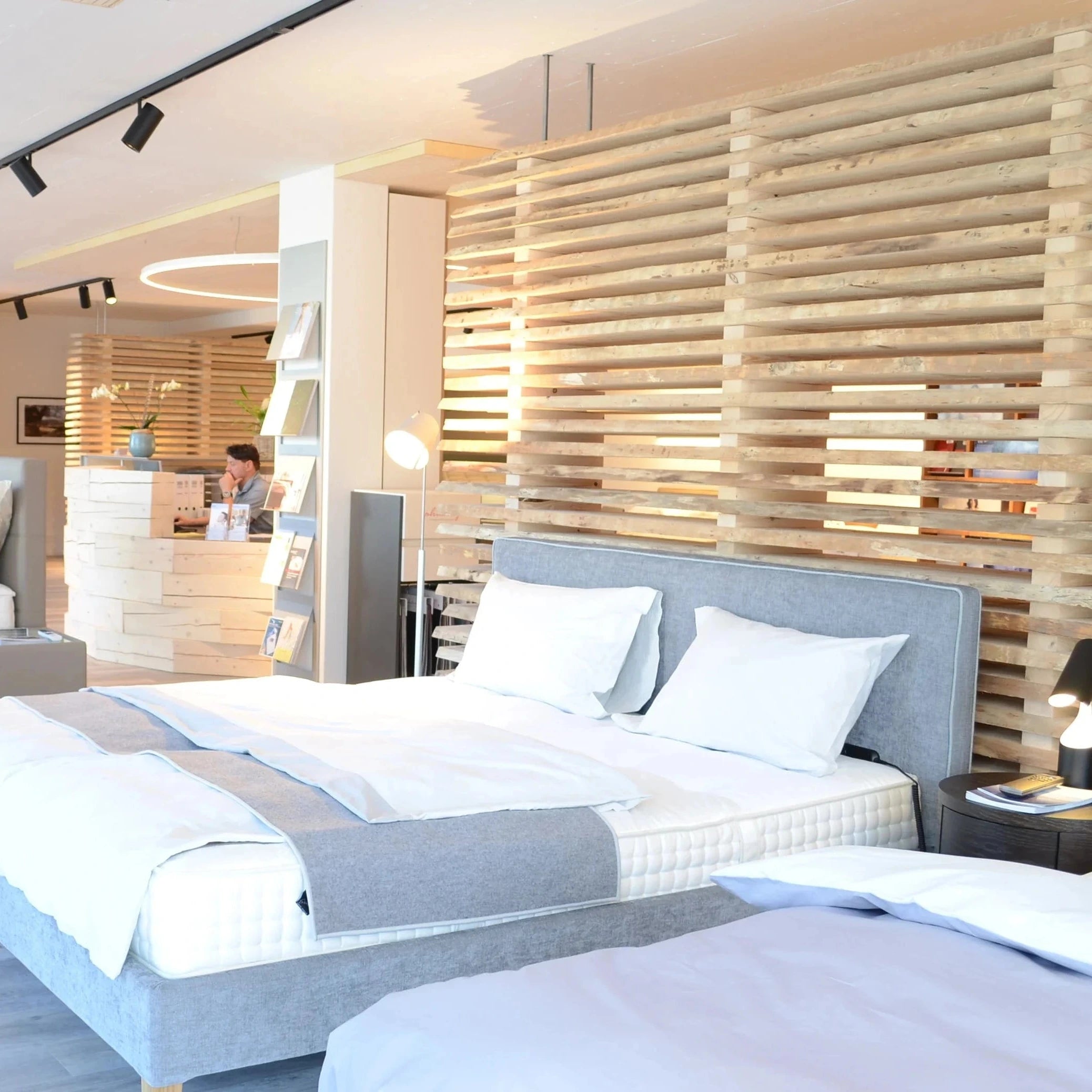 ladeneinrichtung mit heller, massiver  Fichte mit Raum- und Lichtkonzept für das Bettenfachgeschäft von Hüsler Nest in St. Gallen