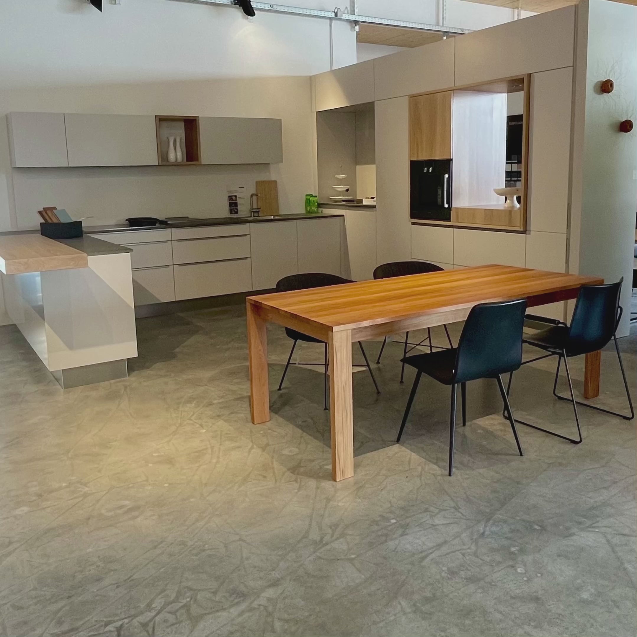 Video vom ausziehbaren Esstisch aus massiver Kernbuche