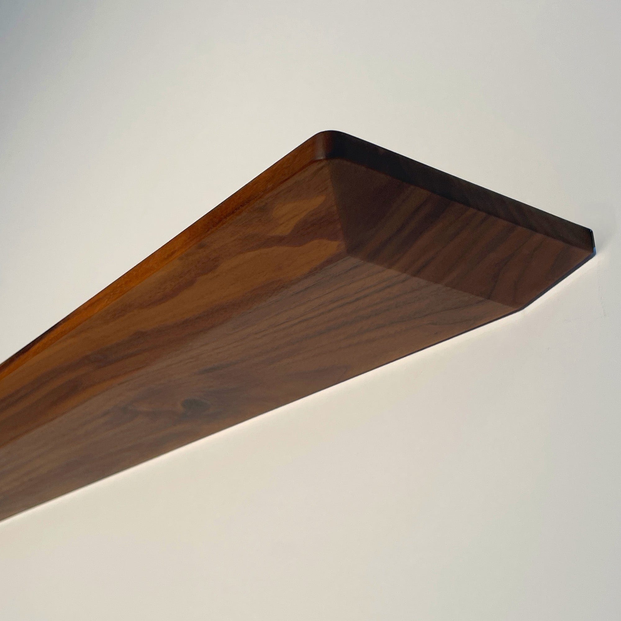 Detail vom Holz Wandboard mit Schweizer Kante aus Nussbaum