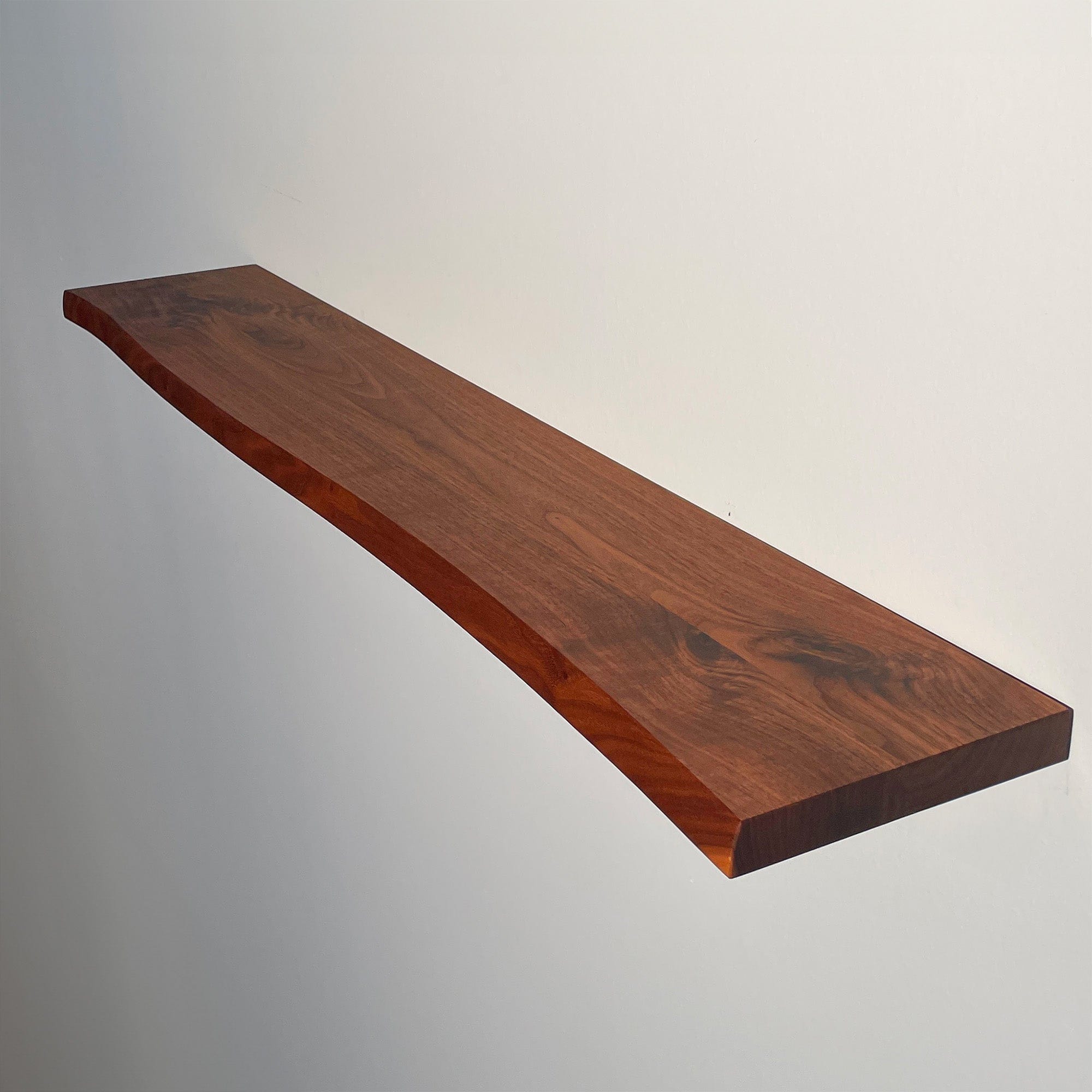 Regalbrett mit unsichtbarer Halterung aus massivem Nussbaum mit Baumkante