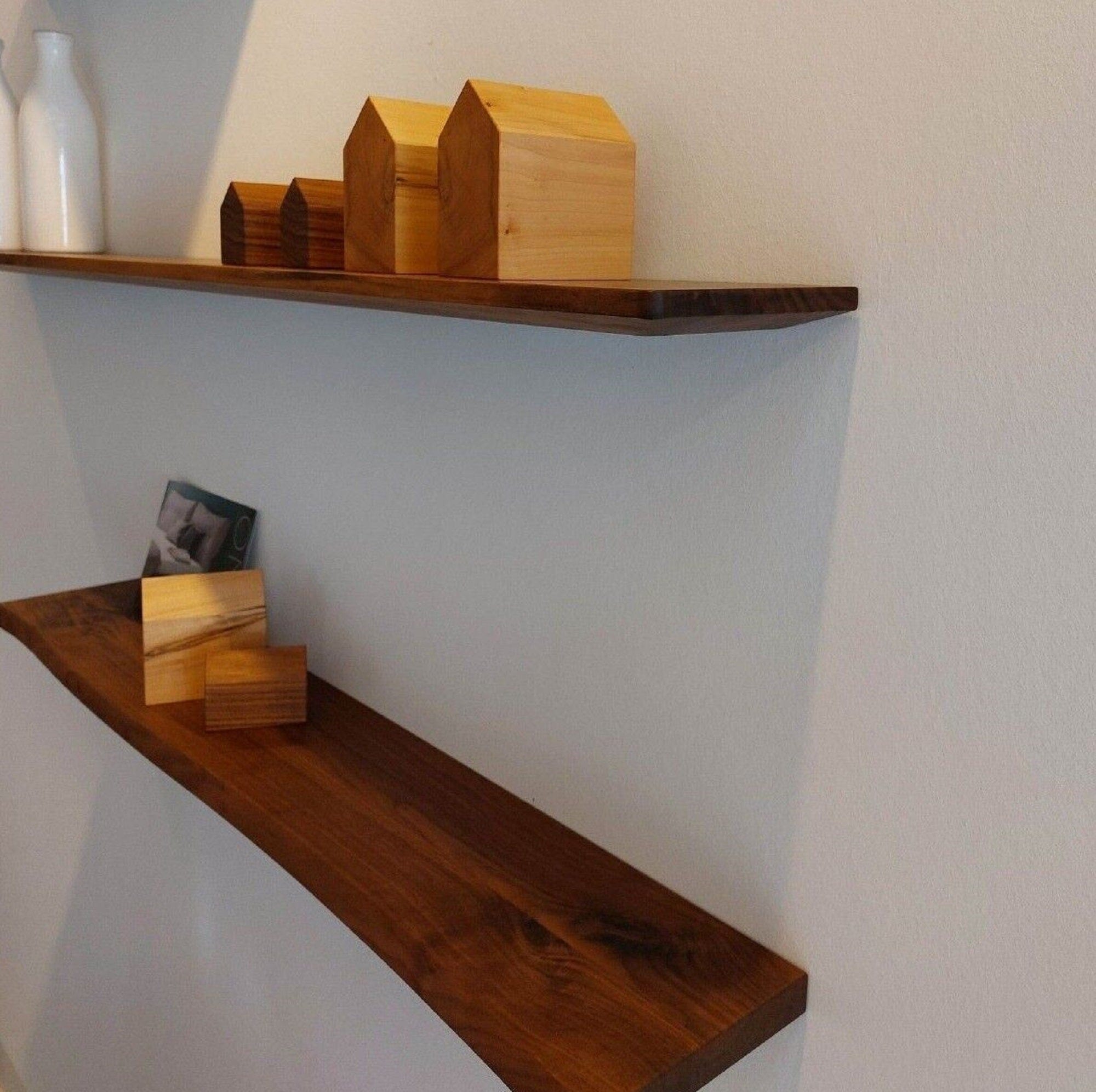 Regalbrett mit unsichtbarer Halterung aus massivem Vollholz mit Baumkante