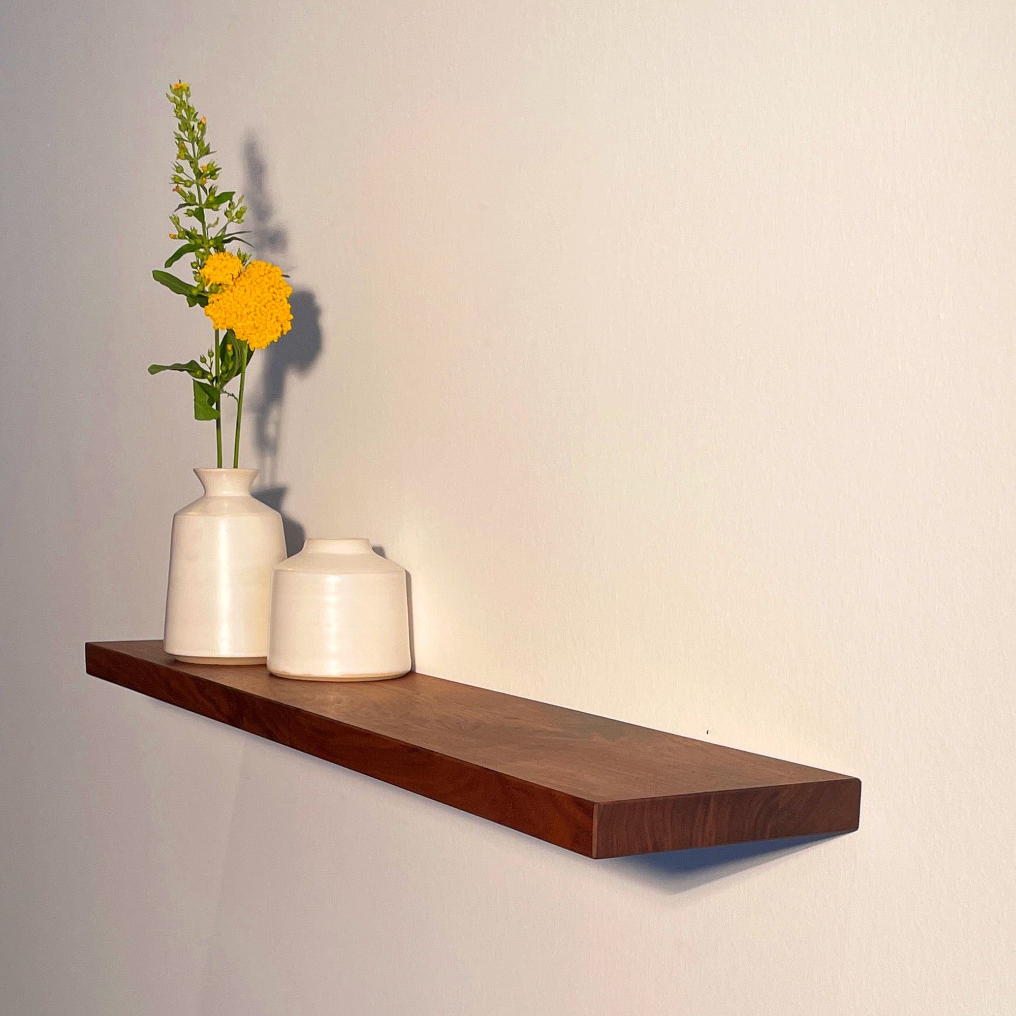 Schwebendes Regal mit unsichtbarer Befestigung aus massivem Nussbaum-Holz