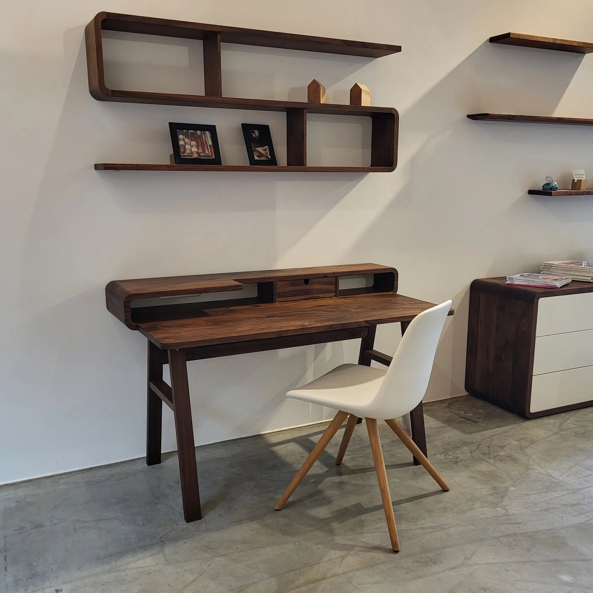 Holzmanufaktur Sekretär COM:CI mit Schubkasten Wildnuss 140 x 70 x 85 cm Sekretär COM:CI mit Schubkasten Wildnuss 140 x 70 x 85 cm