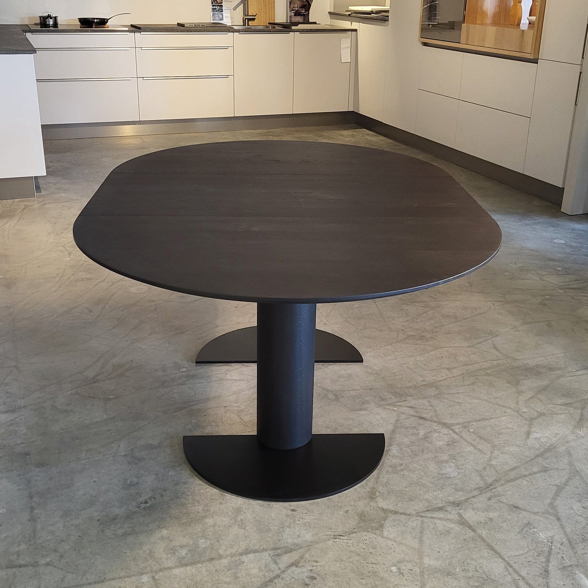 ASCO Tisch DOMINO plus mit Säulenfuß aus Massivholz Tisch DOMINO plus mit Säulenfuß aus Massivholz