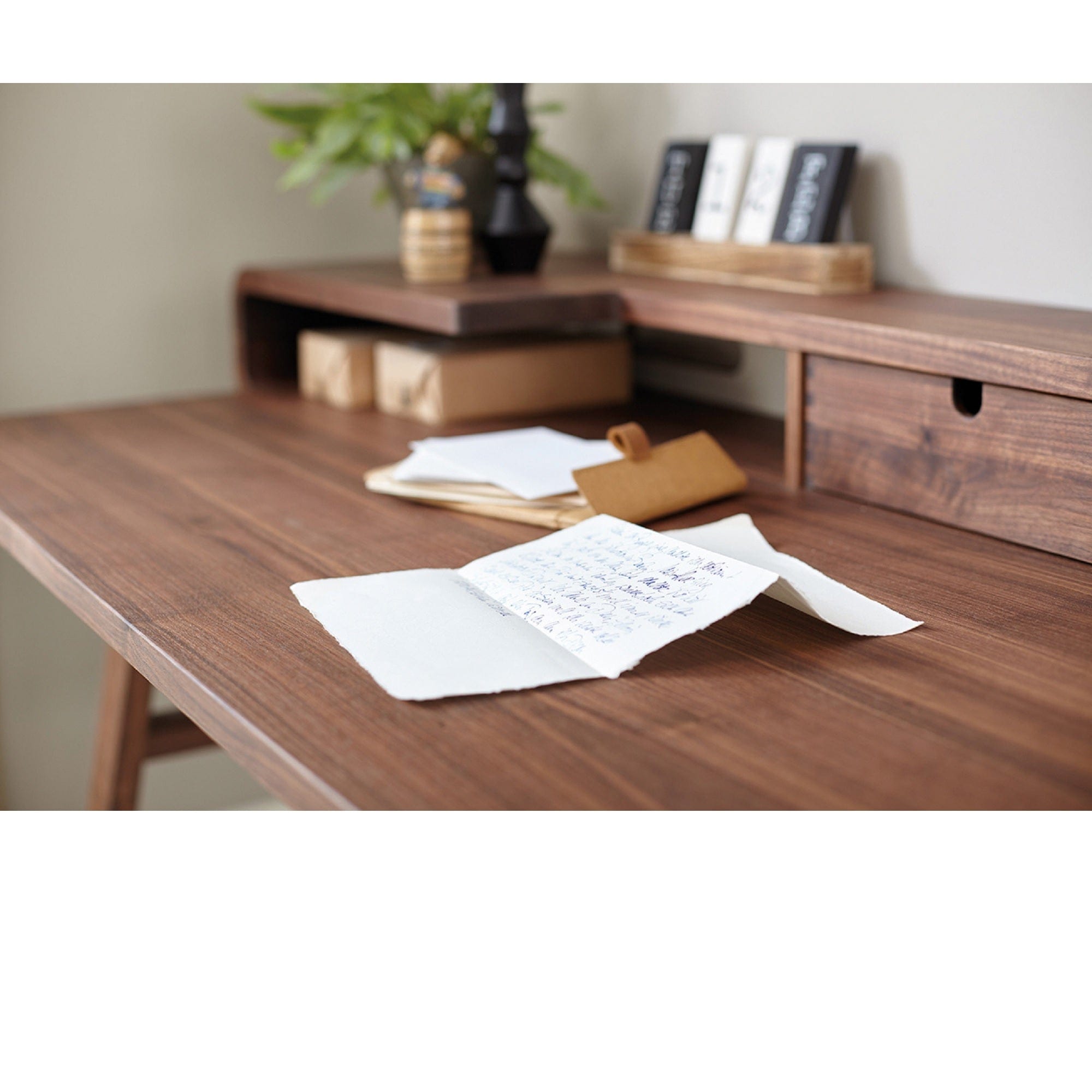 Detail vom COM:CI Sekretär aus Nussbaum