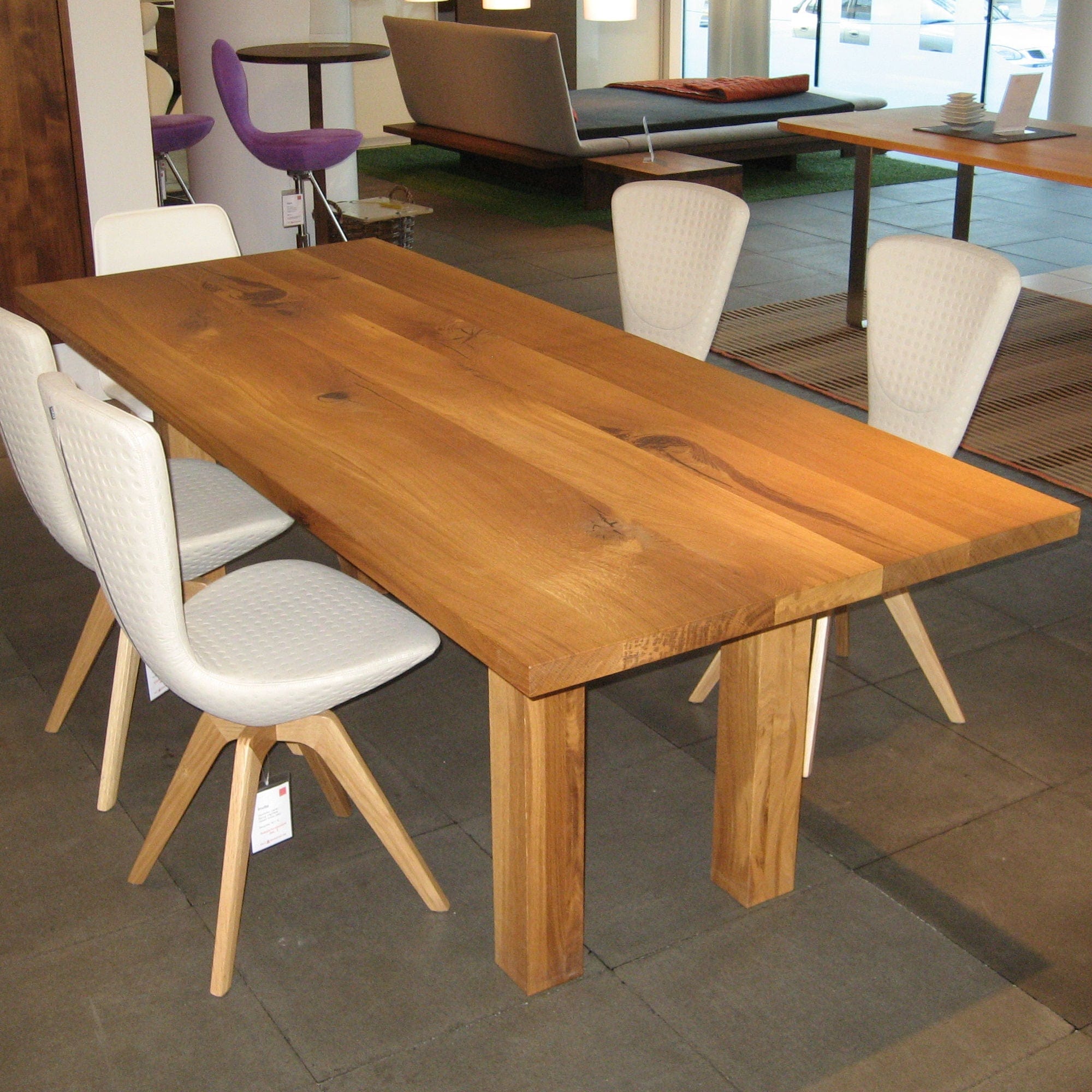 Esstisch massiv Holz aus wildem Eichenholz im Showroom der Holzmanufaktur
