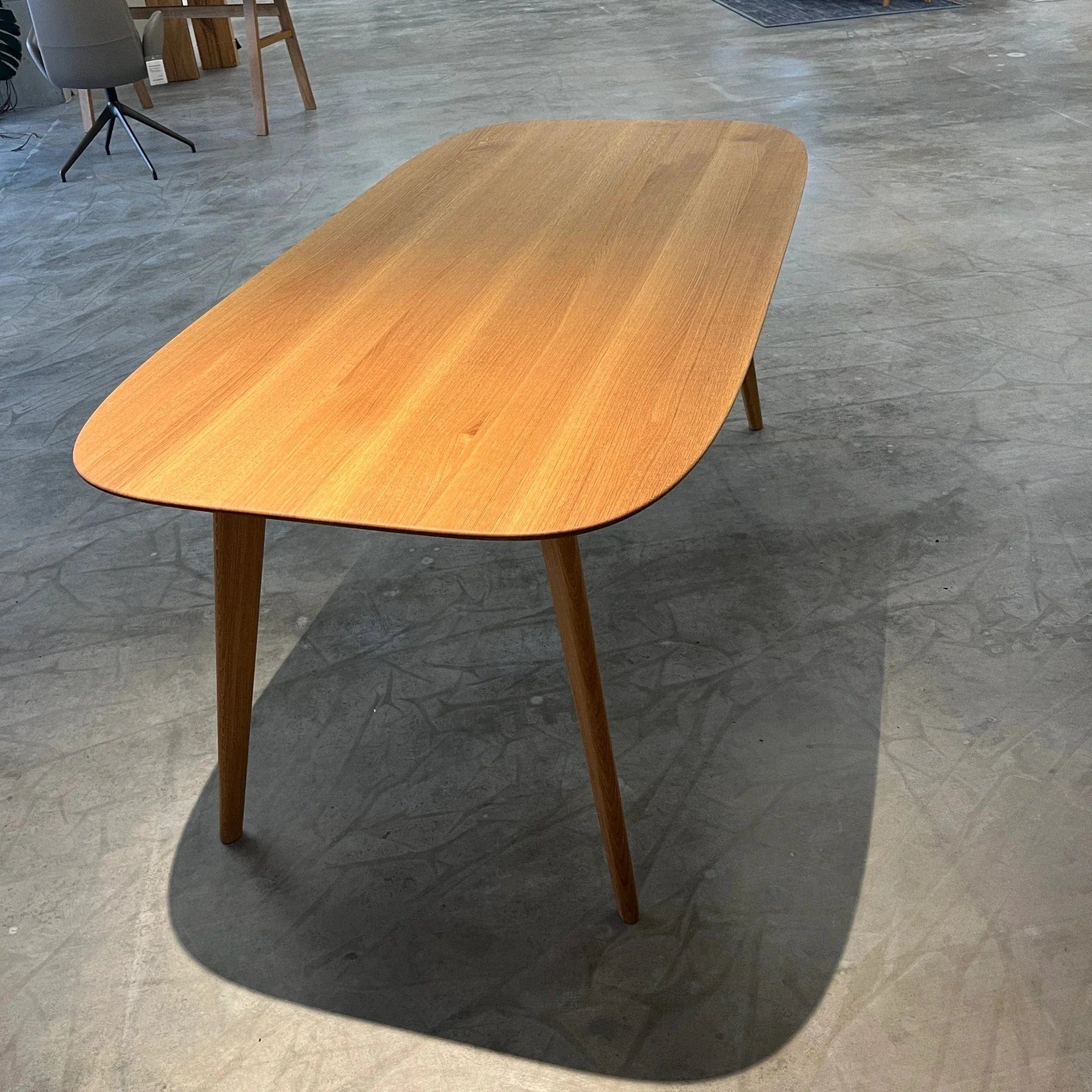 Esstisch aus massivem Eichenholz 180x90 cm in unserem Showroom