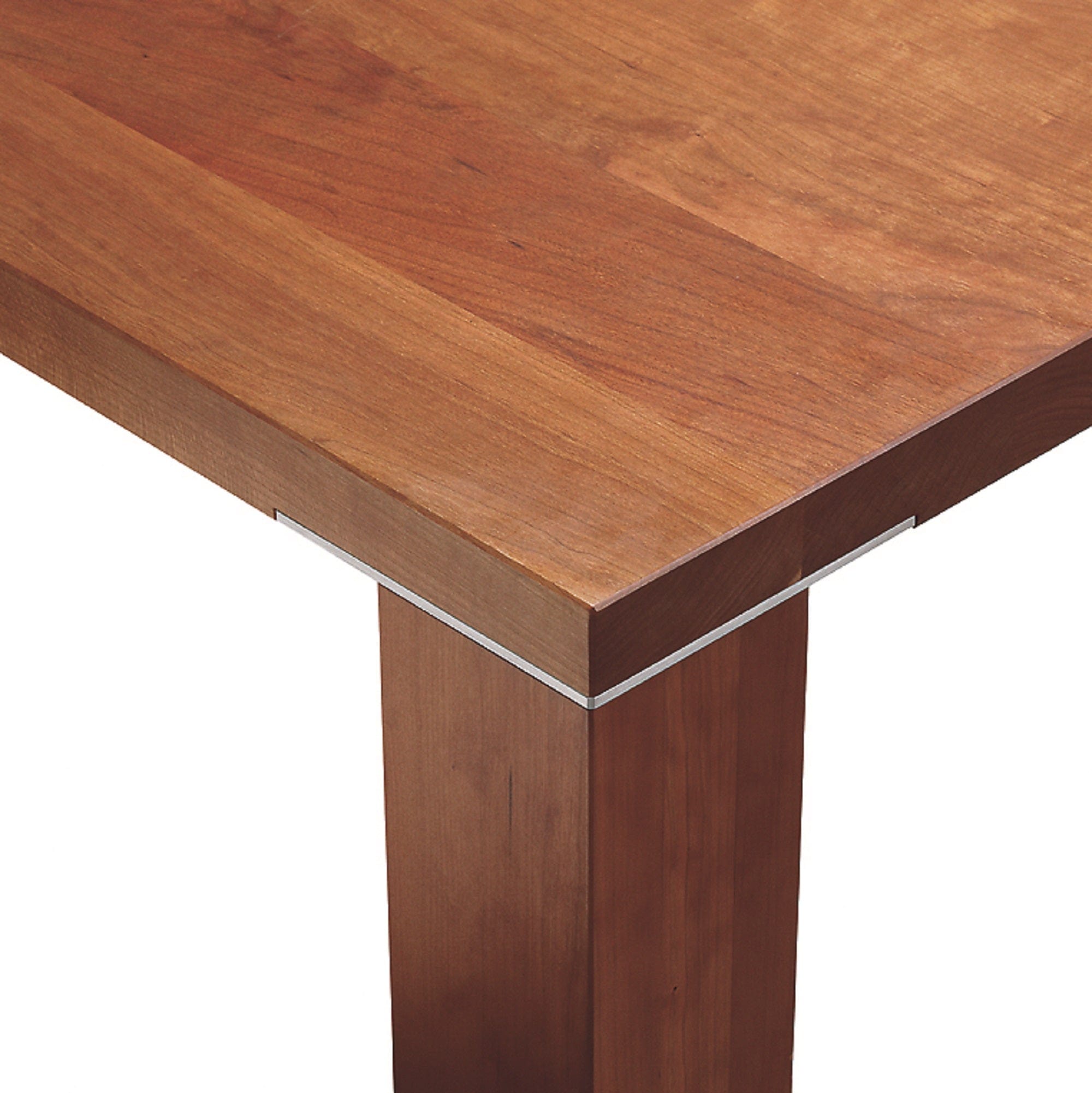 Fuß-Detail mit Edelstahlplatte vom Tisch PLAIN aus massivem Kirschbaum