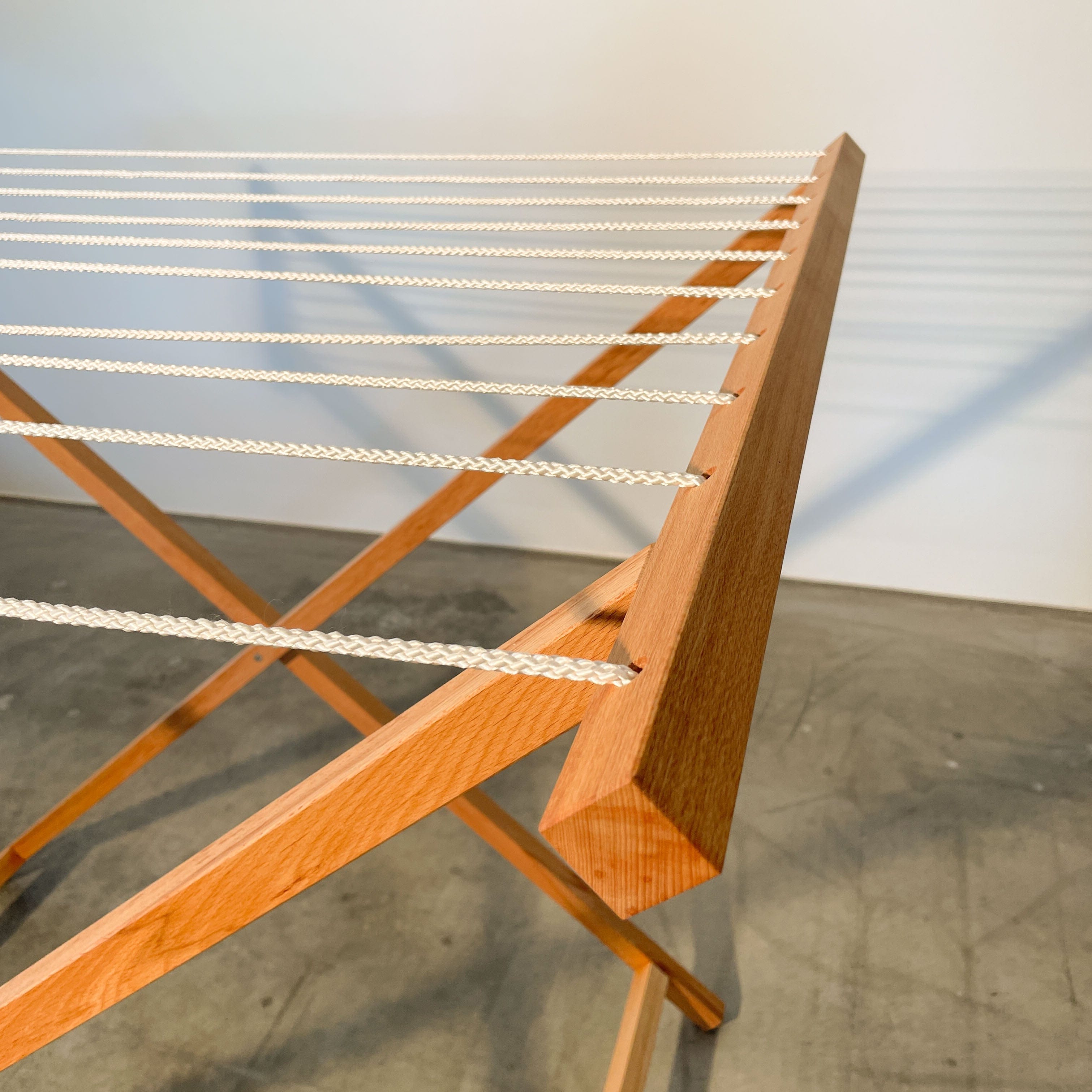 Detail vom klappbaren Wäscheständer aus Holz aus unserer Schreinerei