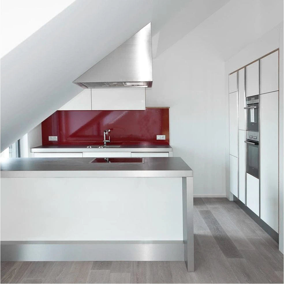 Moderne weiße Küche mit Holz kombiniert